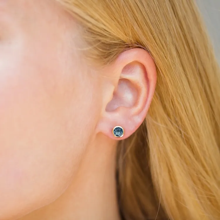 6,5 mm dunkelblauem Bergkristall Ohrstecker in vergoldetem Sterlingsilber - Loom Stones