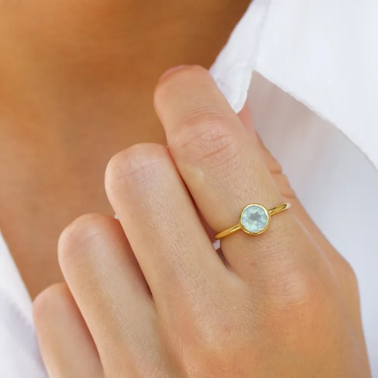 runder Aquamarin Ring aus vergoldetem Sterlingsilber - Loom Stones