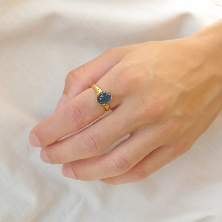 dunkelblauem Bergkristall Ring aus vergoldetem Sterlingsilber - Loom Stones