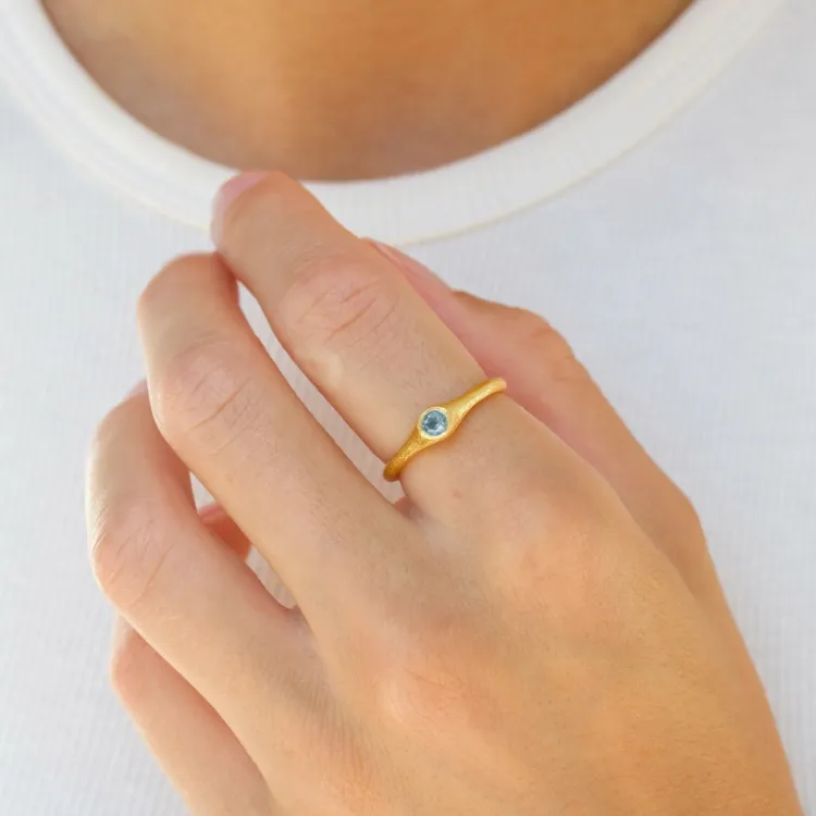 dunkelblauem Bergkristall Ring aus vergoldetem Sterlingsilber - Loom Stones