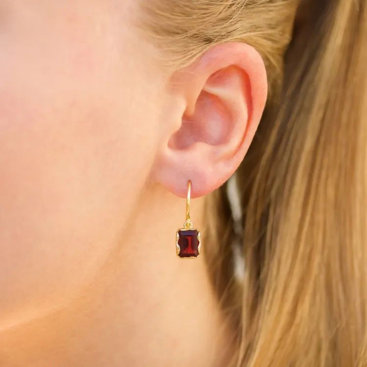 viereckigem rotem Bergkristall  Ohrringe in vergoldetem Silber - Loom Stones