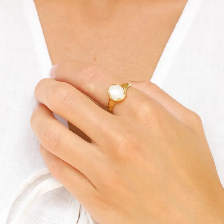 weißem Mondstein Ring aus vergoldetes Messing - Eliné