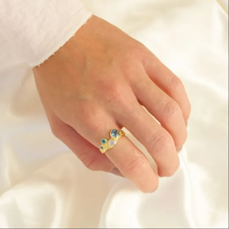 Blautopas Ring aus vergoldetes Messing - Eliné