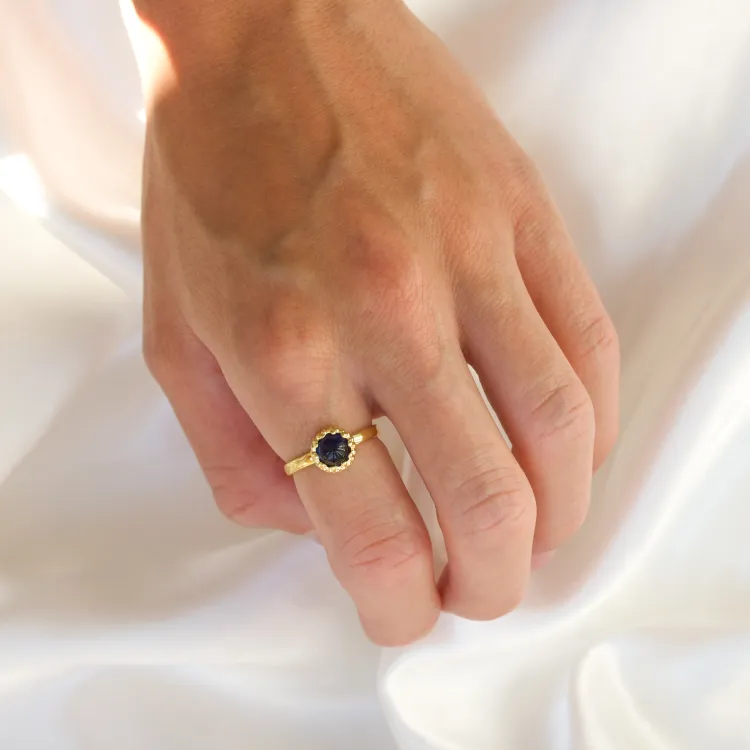 synthetische Saphir Ring aus vergoldetes Messing - Eliné