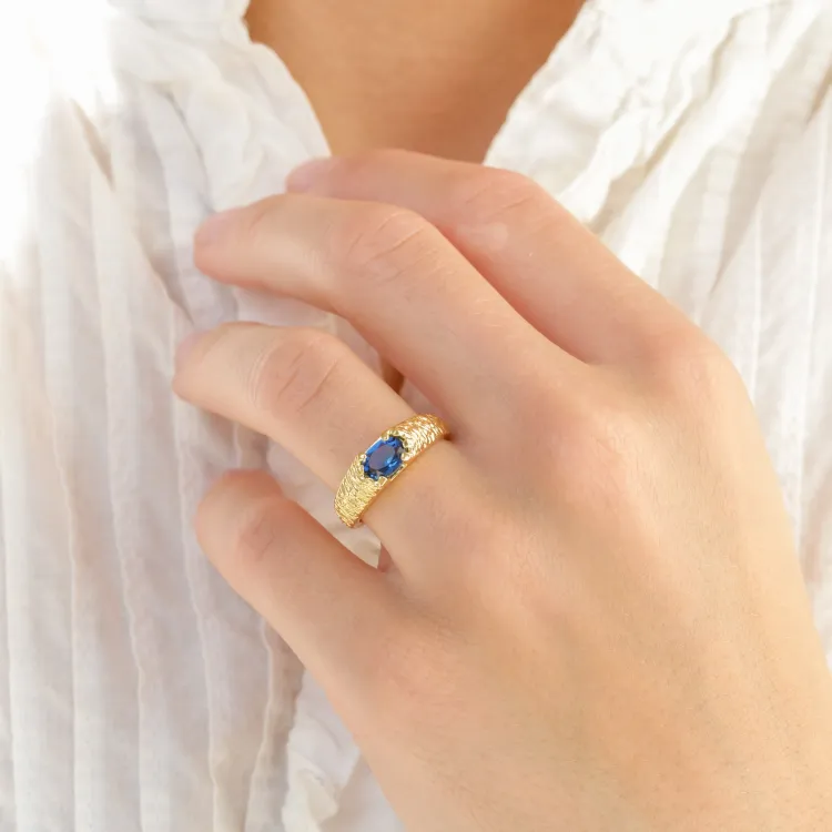 dunkelblauem Bergkristall Ring aus vergoldetes Messing - Eliné