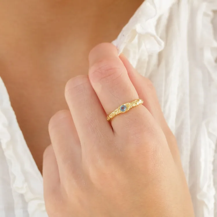 dunkelblauem Bergkristall Ring aus vergoldetes Messing - Eliné