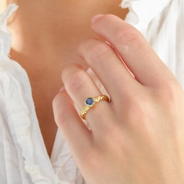 blauem Bergkristall Ring aus vergoldetes Messing - Eliné