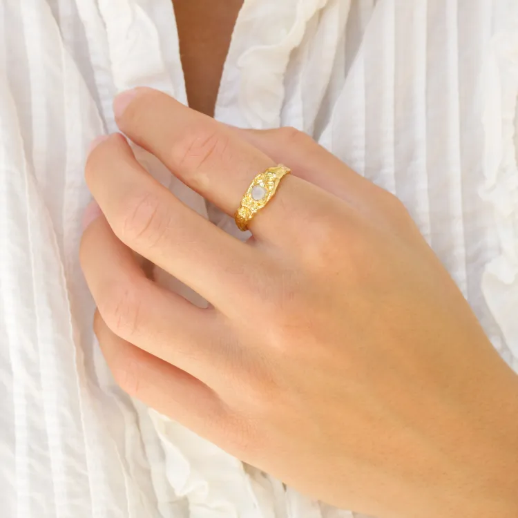 weißem Mondstein Ring aus vergoldetes Messing - Eliné