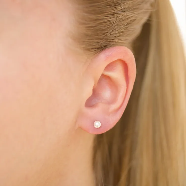 4 mm Wasserfester weißem Perle Ohrstecker in vergoldetem Edelstahl - OCEANA