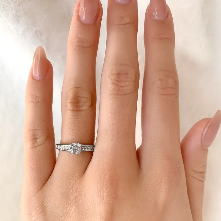weißem Zirkon Ring aus rhodiniertem Silber