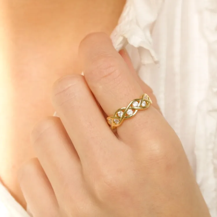 Geflochtenes zirkon ring aus vergoldetem sterlingsilber
