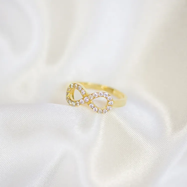 Infinity Ring aus vergoldetem Sterlingsilber
