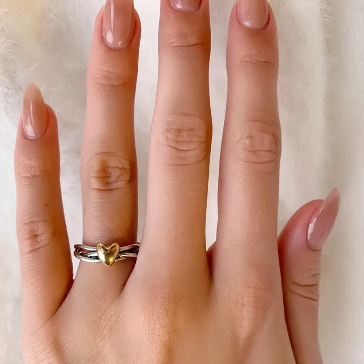 Herz Ring aus oxidiertem Sterlingsilber mit 8 Karat Gold
