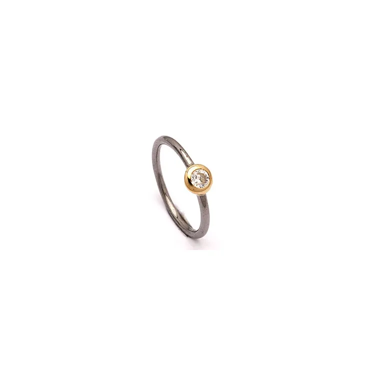 runder Ring aus schwarzes rhodiniertes Silber mit vergoldetem Sterlingsilber