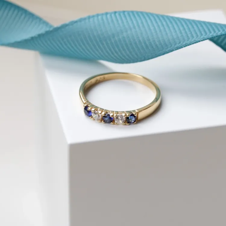 Elegant eng blauem Zirkon Memoirering aus vergoldetem Sterlingsilber