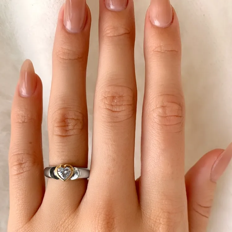 Herz Ring aus oxidiertem Sterlingsilber mit 8 Karat Gold