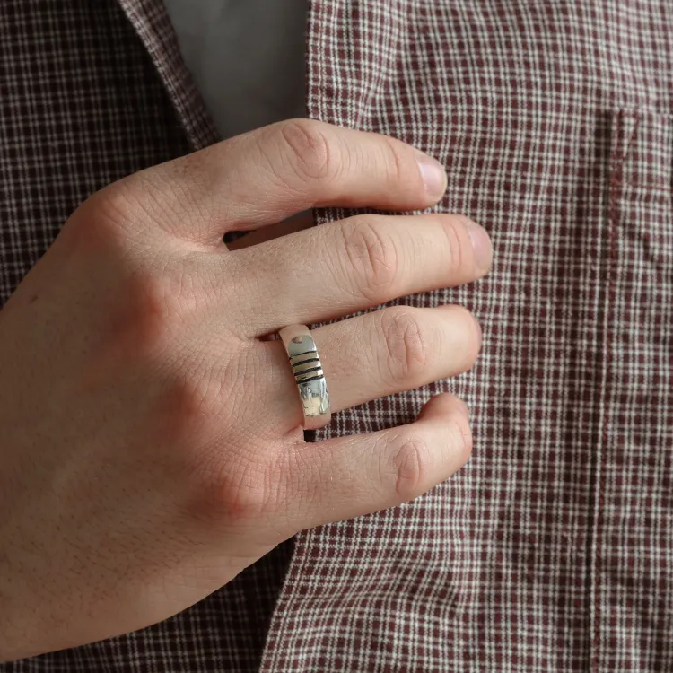 Herrenring aus oxidiertem Silber mit 8 Karat Gold