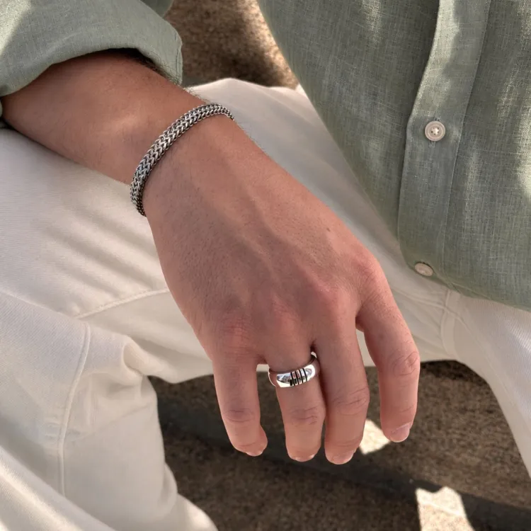 Herrenring aus oxidiertem Silber mit 8 Karat Gold