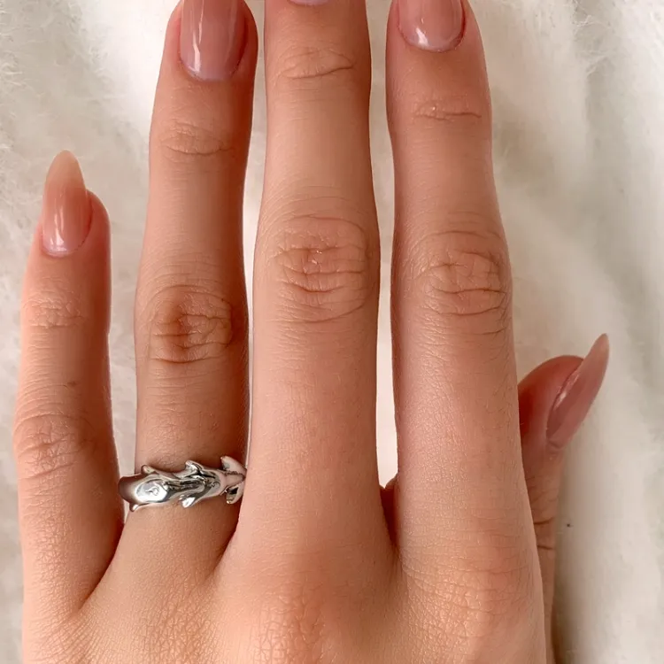 Delfin Ring aus oxidiertem Sterlingsilber