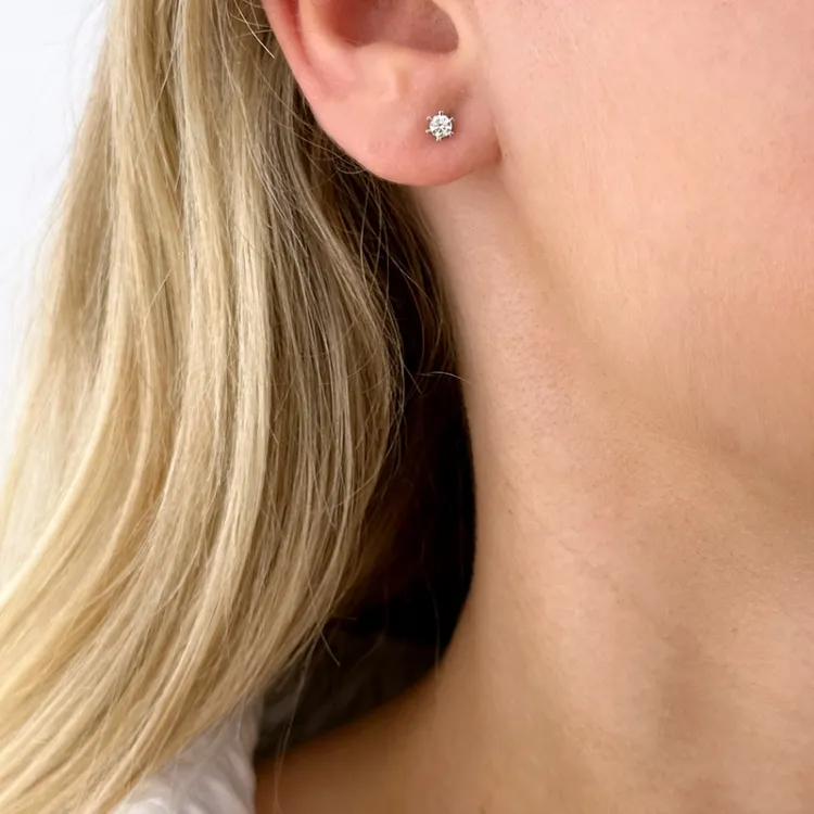2 x 0,10 ct Solitärohrstecker in 14 Karat Weißgold mit Diamant