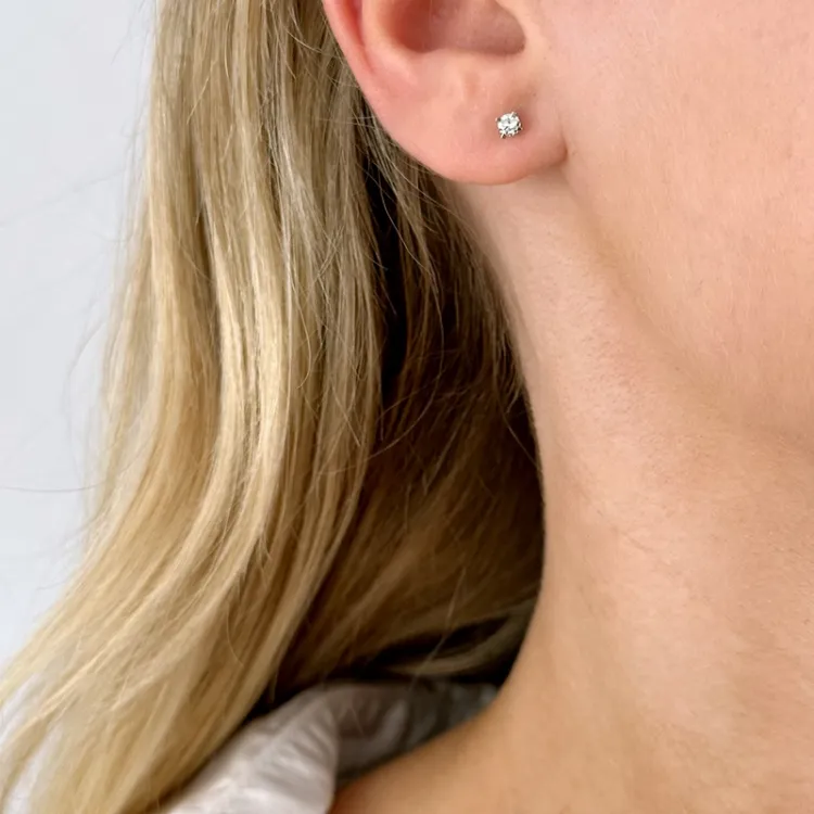 2 x 0,10 ct Solitärohrstecker in 14 Karat Weißgold mit Diamant