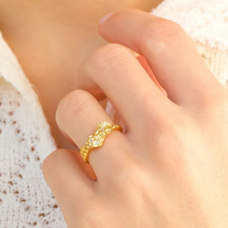weißem Zirkon Ring aus vergoldetem Sterlingsilber - Lumé Etched