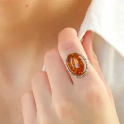 Ovaler Bernstein Ring aus oxidiertem Sterlingsilber