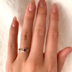 rotem Ring aus 9 Karat Gold mit Rhodium