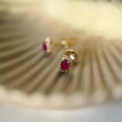Rubin Rosettenohrstecker in 14 Karat Gold mit Diamant und Rubin 