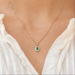 ovaler Smaragd Diamantanhänger in 14 karat Gold 0,25 ct 0,15 ct