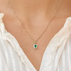 ovaler Smaragd Diamantanhänger in 14 karat Gold 0,25 ct 0,15 ct
