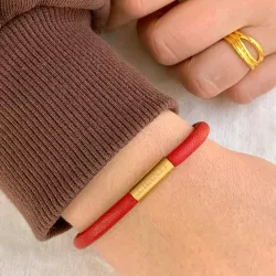Flach rotem magnetarmband aus leder mit vergoldetem stahl  x 6 mm