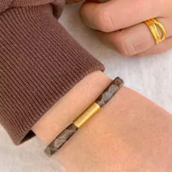 Flach braunem schlangenarmband aus leder mit vergoldetem stahl  x 6 mm