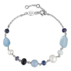 blauem Armband mit Schmuckstein.