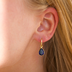 Tropfen synthetisch blauem Saphir Ohrringe in vergoldetem Silber - Loom Stones