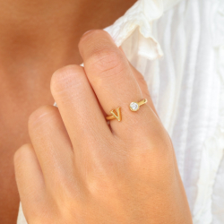 buchstab v Zirkon Ring aus vergoldetes Messing