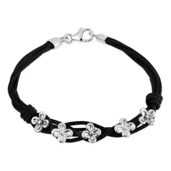 Schwarzem Armband aus Leder und Blumenanhänger aus rhodiniertem Silber