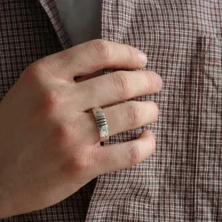Herrenring aus oxidiertem Silber mit 8 Karat Gold